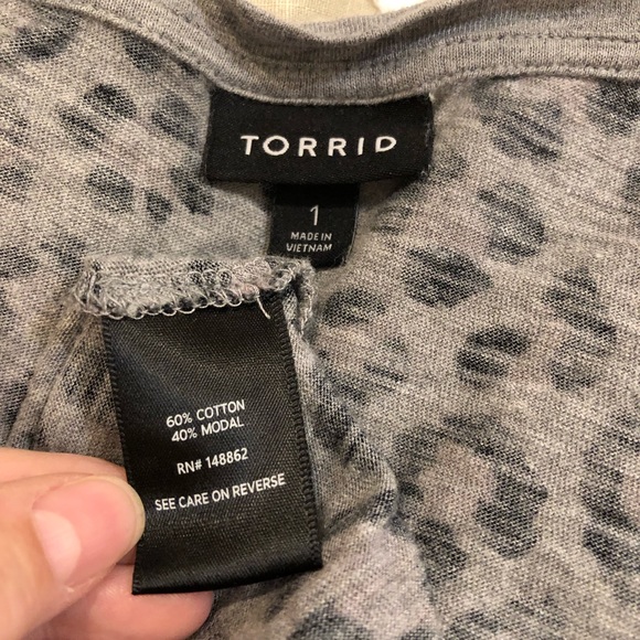 Torrid | Classic Fit V-Neck Pocket Tee Leopard - Picture 4 of 9